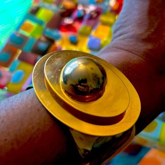 Avant garde gold tone cuff bracelet - Picture 1 of 8